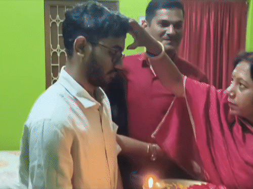 घर पहुंचने पर चाची ने तिलक लगाकर उतारी आरती।