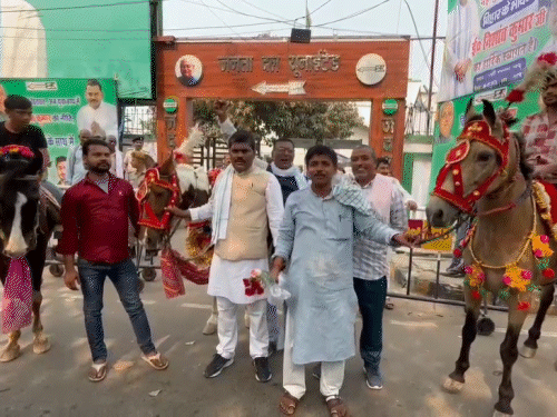 JDU कार्यकर्ता घोड़े लेकर पहुंचे।