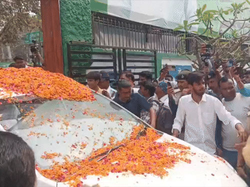 निशांत की गाड़ी फूल बरसाए गए।