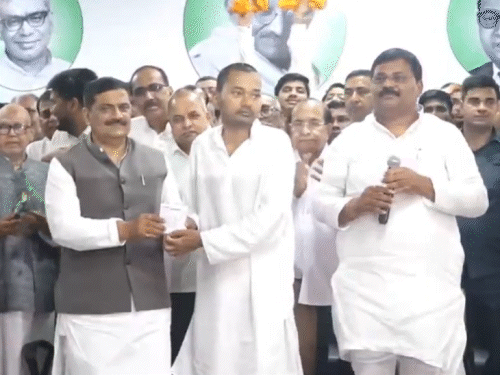 संजय झा ने निशांत को JDU की सदस्यता दिलाई।