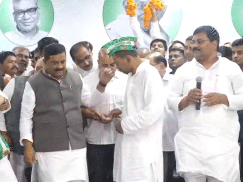 ललन सिंह ने निशांत को पार्टी का गमछा पहनाया।