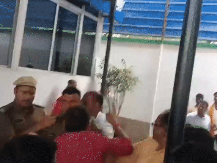 जदयू ऑफिस में पार्टी कार्यकर्ताओं और ललन सिंह समर्थकों में जमकर मारपीट हुई है।