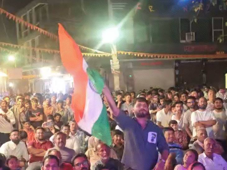 बाड़मेर में क्रिकेट फैंस हर शॉट पर इंडिया का झंडा लहराते नजर आए। इसके साथ ही फैंस ने डांस करके भी एन्जॉय किया।