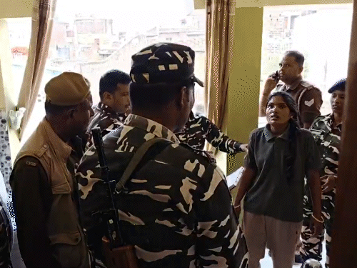 पति और बच्चों का शव देखकर SSB जवान बिलख-बिलख कर रोने लगी। साथी जवानों के सामने ही फर्श पर लेटकर हाथ-पैर मारने लगी।