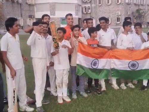 जयपुर में क्रिकेट की ट्रेनिंग ले रहे नन्हे खिलाड़ियों ने मैदान में एकत्र होकर टीम इंडिया के लिए जीत की कामना की।