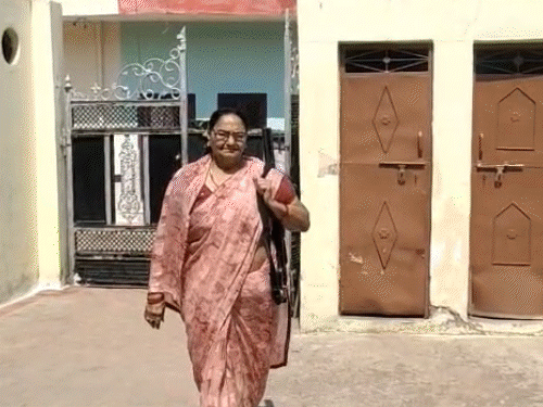 कंधे पर लाइसेंसी दुनाली टांगे पूर्व पार्षद एवं भाजपा नेत्री विद्या देवी कौरव - Dainik Bhaskar