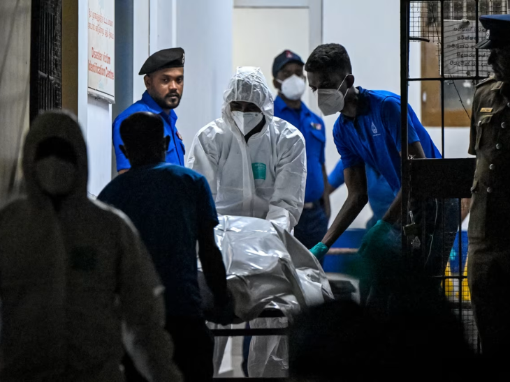 तस्वीर श्रीलंका के गाले में करापितिया अस्पताल की है, जहां ईरानी नौसैनिकों के शवों को ले जाया जा रहा है।