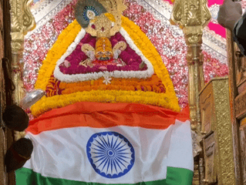 टीम इंडिया की जीत के लिए राजस्थान के सभी बड़े मंदिरों में विशेष पूजा-अर्चना की गई। खाटूश्यामजी मंदिर में भक्तों ने तिरंगा चढ़ाकर जीत की प्रार्थना की।