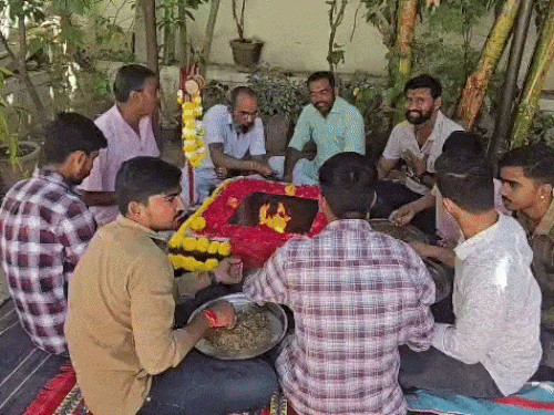 बाड़मेर शहर में एक मंदिर में भक्तों ने टीम इंडिया की जीत के लिए हवन किया।