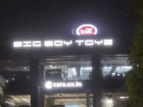 गुरुग्राम में शूटरों ने इसी कार शोरूम पर फायरिंग की।