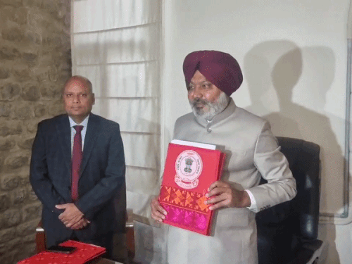 पंजाब बजट मोमेंट्स:  फुलकारी में लिपटी बजट कॉपी; वित्तमंत्री चीमा ने मां के पैर छुए; तीसरी बार बंदे गले का सूट पहना – Punjab News