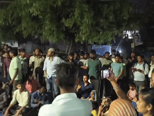 थाने के बाहर लोग जुट गए। यहां सड़क पर लड़की का शव रखकर हंगामा करने लगे।