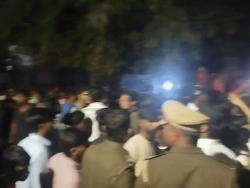 मौके पर कई पुलिस अधिकारी भी पहुंचे। उन्होंने गुस्साए लोगों को समझाने की कोशिश की।