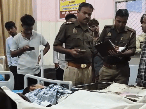 हादसे के बाद पुलिस दोनों भाइयों के शवों को अस्पताल लेकर आई। सूचना पर परिजन भी पहुंचे।