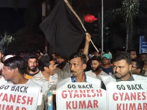 आंदोलकांनी मुख्य निवडणूक आयुक्तांना 'गो बॅक'चे पोस्टर आणि काळे झेंडे दाखवले.