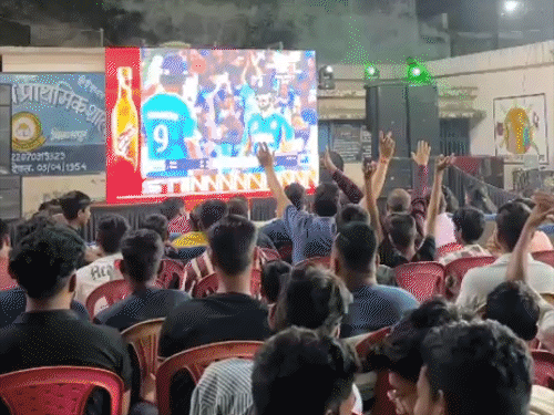 छत्तीसगढ़ में ढोल पर नाची महिलाएं, फैंस ने लहराया तिरंगा। - Dainik Bhaskar