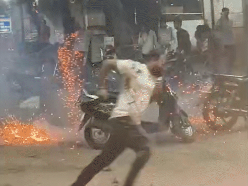 रायपुर में हर तरफ पटाखा फूट रहे हैं।