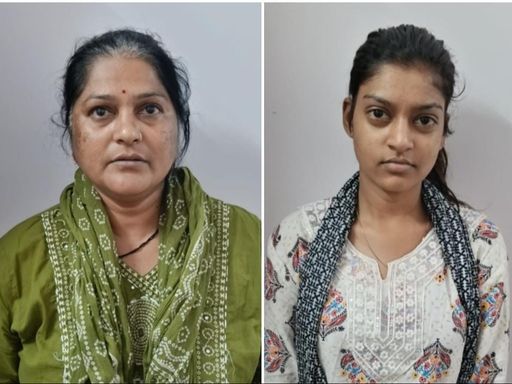 रीता आर्य और निधि आर्य।