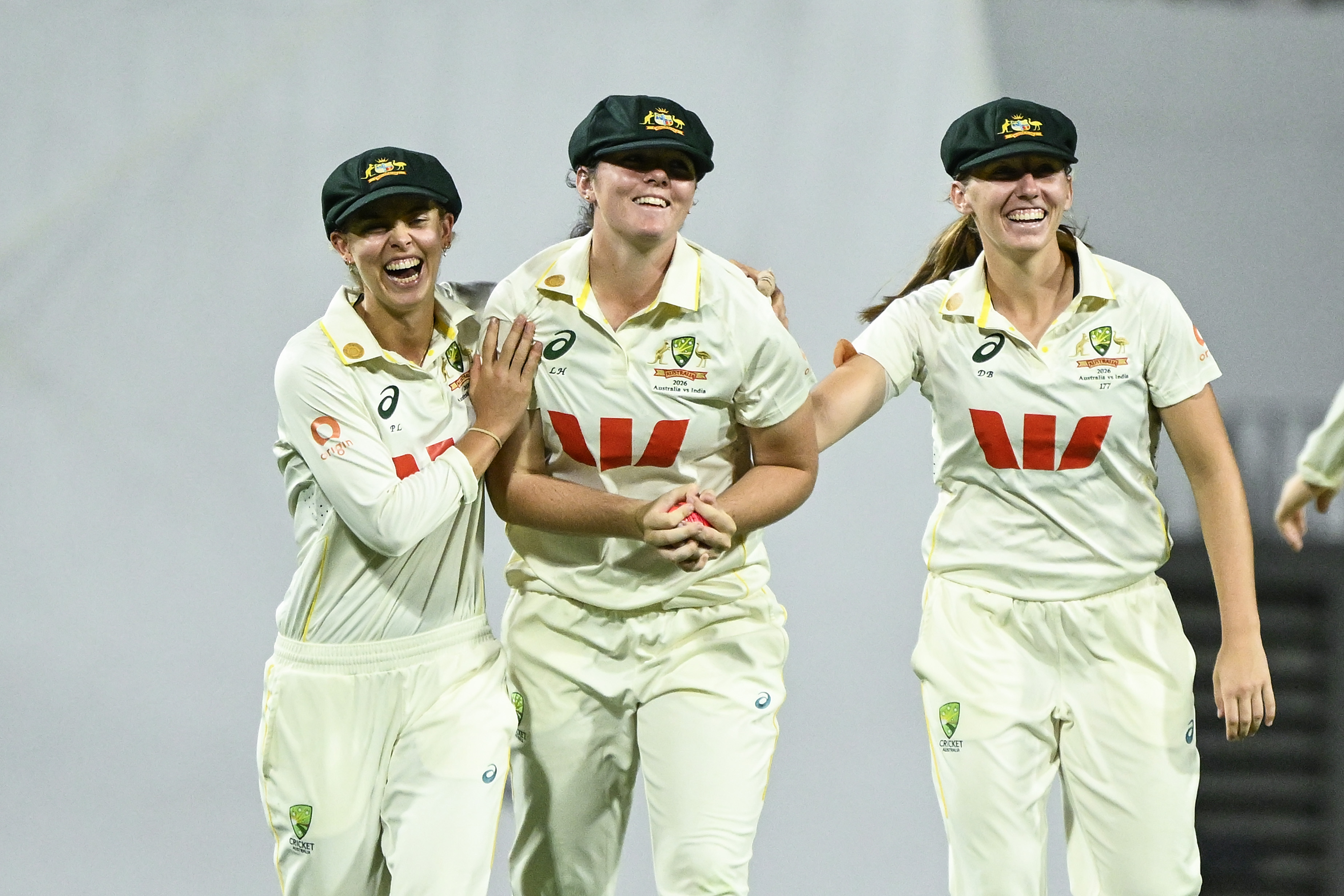 विकेट सेलिब्रेट करते ऑस्ट्रेलियाई खिलाड़ी।