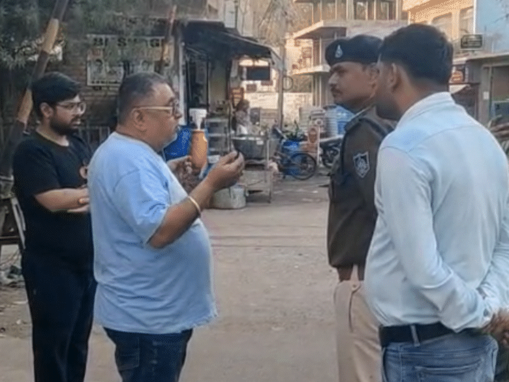 हनी ट्रैप मामले की जांच करती पुलिस।