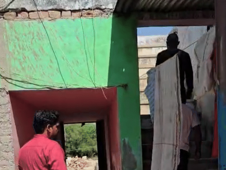 खुशी, विक्रम को छत के रास्ते से घर पर बुलाती थी। इस दौरान वह मैसेज पर बात करती थी।