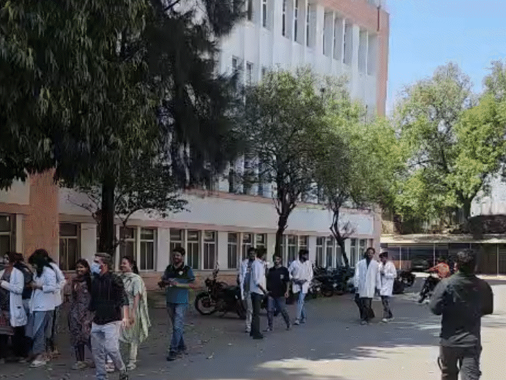 प्रदर्शन करते जूनियर डॉक्टर।