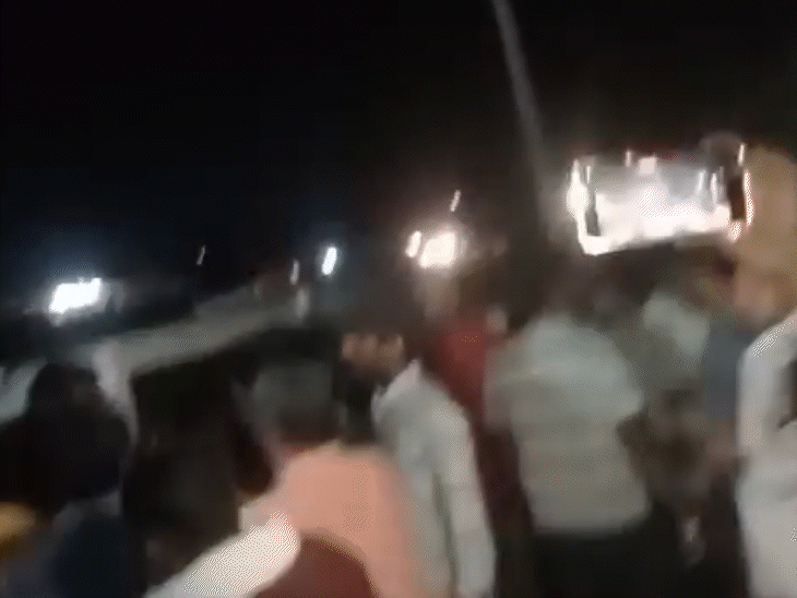 इस दौरान उग्र हुई भीड़ ने पुलिस की गाड़ी पलटने की कोशिश करते हुए पथराव कर दिया।