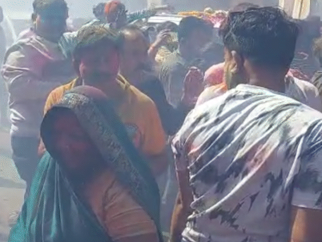 उज्जैन में गेर के दौरान किसी ने पटाखा फोड़ दिया। इससे मची हल्की भगदड़ में एक शख्स घायल हो गया।