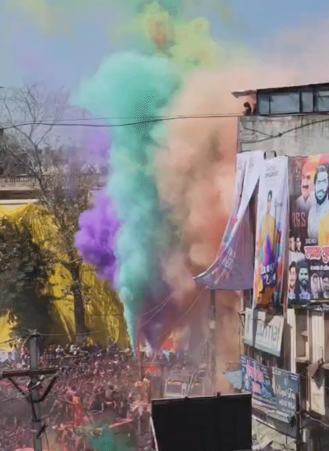 इंदौर के राजवाड़ा पर जब अलग-अलग रंगों का गुलाल उड़ा तो आकाश रंगीन हो गया।