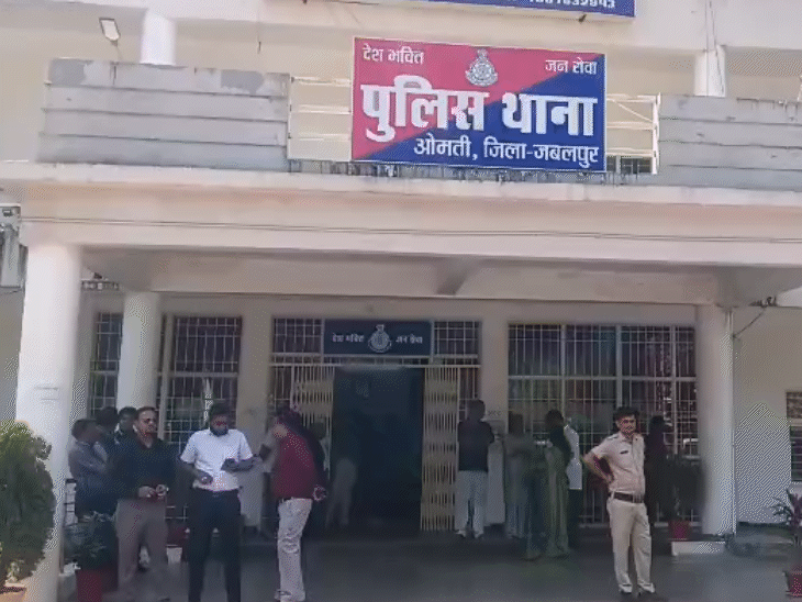 पुलिस ने जांच शुरू कर दी है।