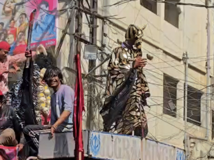 गेर में शामिल टोलियों के सदस्यों ने अलग-अलग रूप धारण कर रखा था।