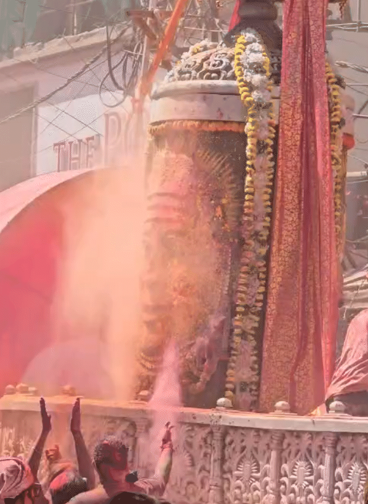 इंदौर की फाग यात्रा में लोगों ने बाबा महाकाल के साथ रंगपंचमी खेली।