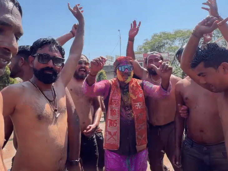 हुजूर विधायक रामेश्वर शर्मा ने समर्थकों के साथ मिट्‌टी और पानी की होली खेली।