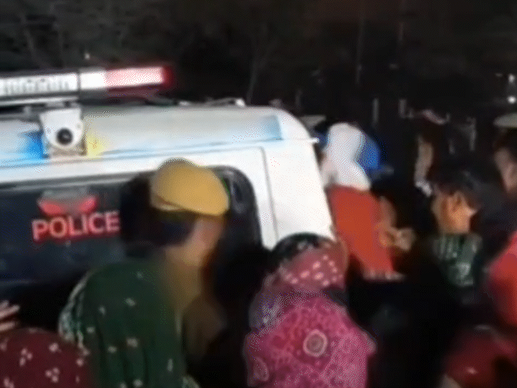 इस दौरान समझाइश के बाद भी उग्र भीड़ ने पुलिस की गाड़ी पलटने की कोशिश की।