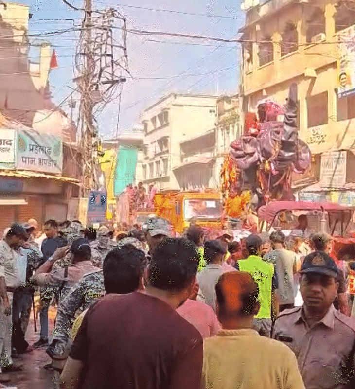 नगर निगम की गेर में हाथी की प्रतिकृति की सूंड से रंगीन पानी की बौछार की गई।