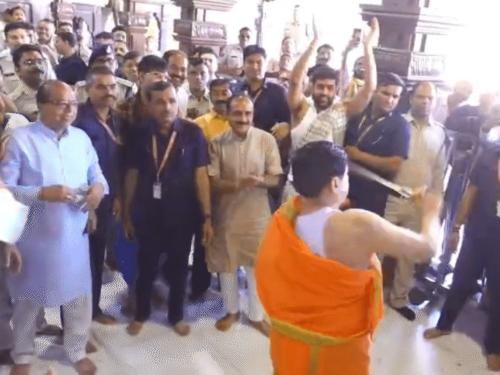 मुख्यमंत्री यादव ने तलवारबाजी के करतब दिखाए।