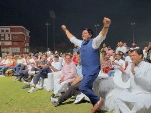 शिवम दुबे ने चौके-छक्के लगाए तो खुशी में कैबिनेट मंत्री अविनाश गहलोत नाचने लगे।
