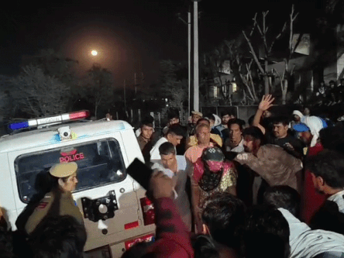 थाने पहुंचे ग्रामीणों ने कार्रवाई की मांग को लेकर विरोध प्रदर्शन किया।