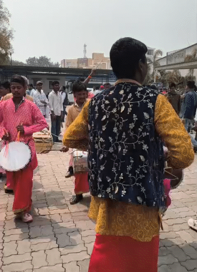 JDU ऑफिस में ढोल नगाड़े बजते रहे।