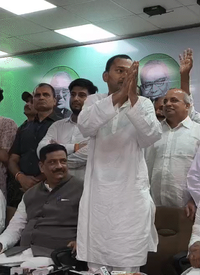 पिता की स्टाइल में लोगों का अभिवादन करते निशांत।