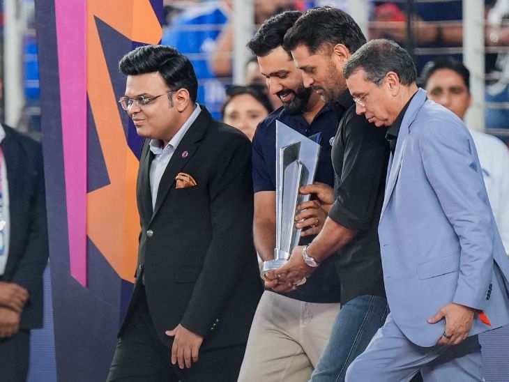टॉस के बाद पूर्व कप्तान एमएस धोनी और रोहित शर्मा ट्रॉफी लेकर आए।