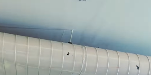 फायरिंग से शोरूम की छत में लगी सीलिंग में गोलियों से निशान हो गए।