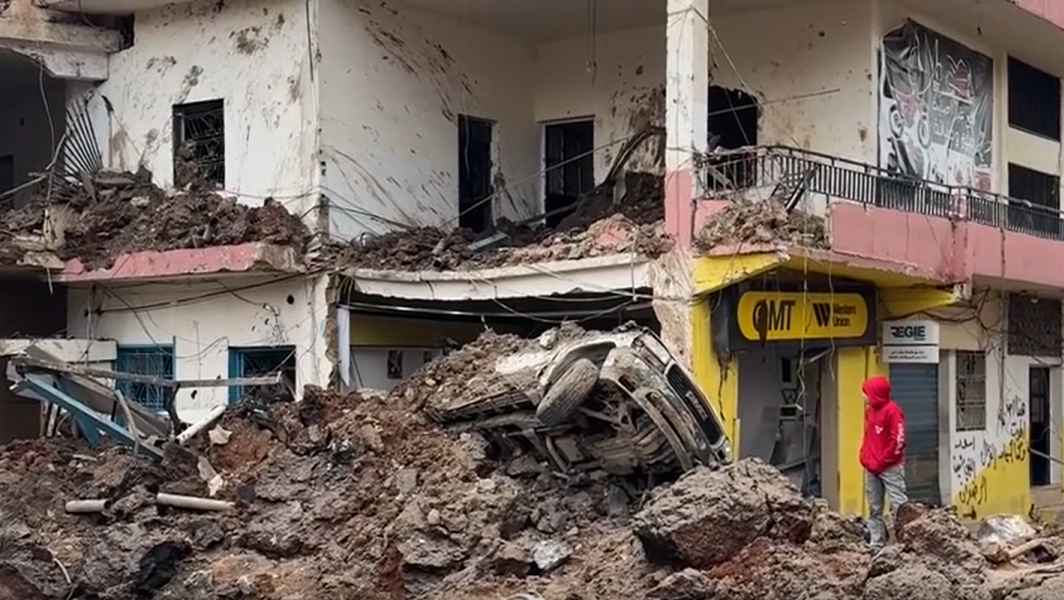 लेबनान में हमले के बाद पूरी इमारत ढह गई।