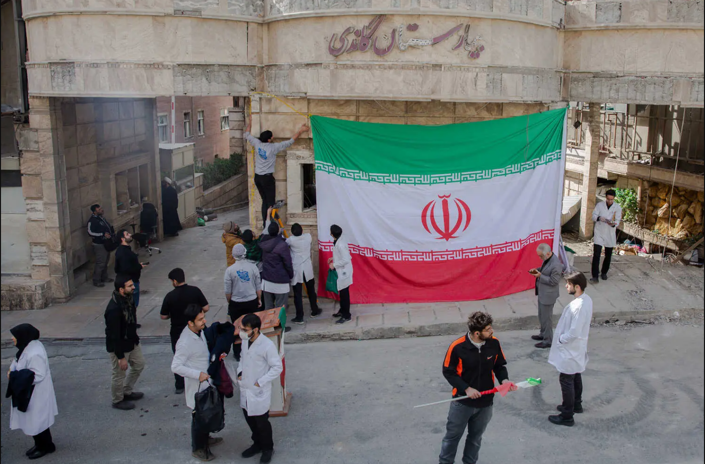 तेहरान में गांधी अस्पताल में हेल्थ केयर वर्कर्स ने ईरान का झंडा लगाकर प्रदर्शन किया। इस अस्पताल पर भी एयर स्ट्राइक हुई थी।