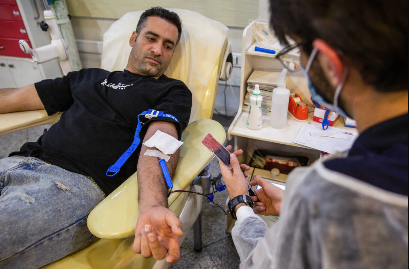 ईरान की राजधानी तेहरान में लोग रक्त दान कर रहे हैं।