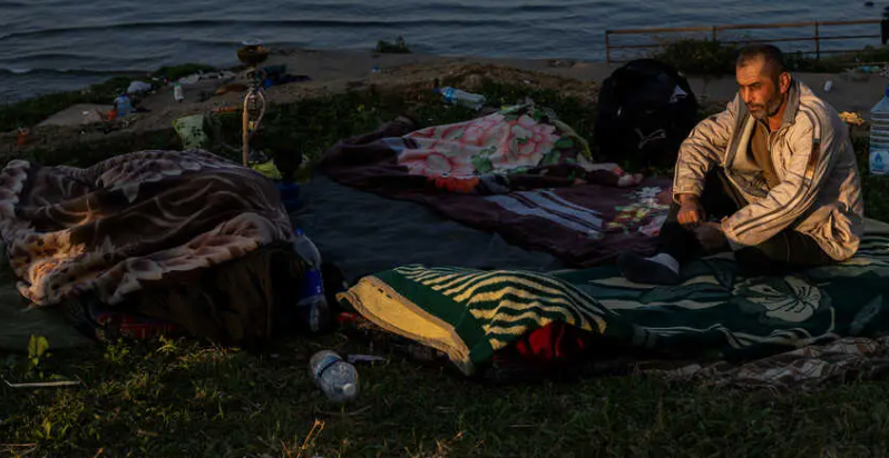 लेबनान में इजराइल के हमले के बाद लोग सड़को पर रहने को मजबूर हैं।