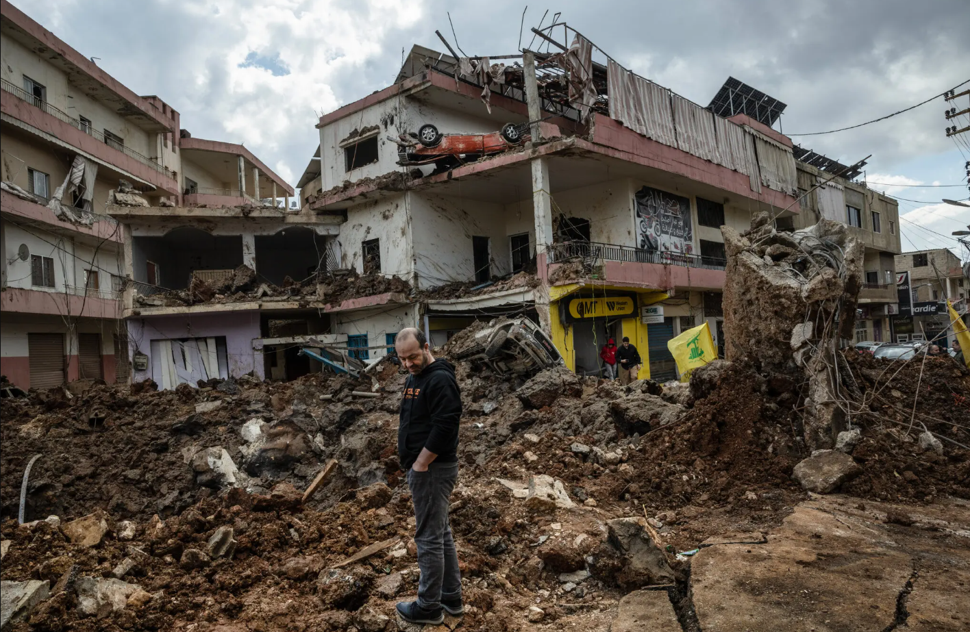 इजराइल के हमले के बाद लेबनान की राजधानी बेरूत में लोगों के घर तबाह हो गए हैं, इमारतें टूटी हुई नजर आ रही हैं, हर तरफ मलबा ही मलबा दिख रहा है।