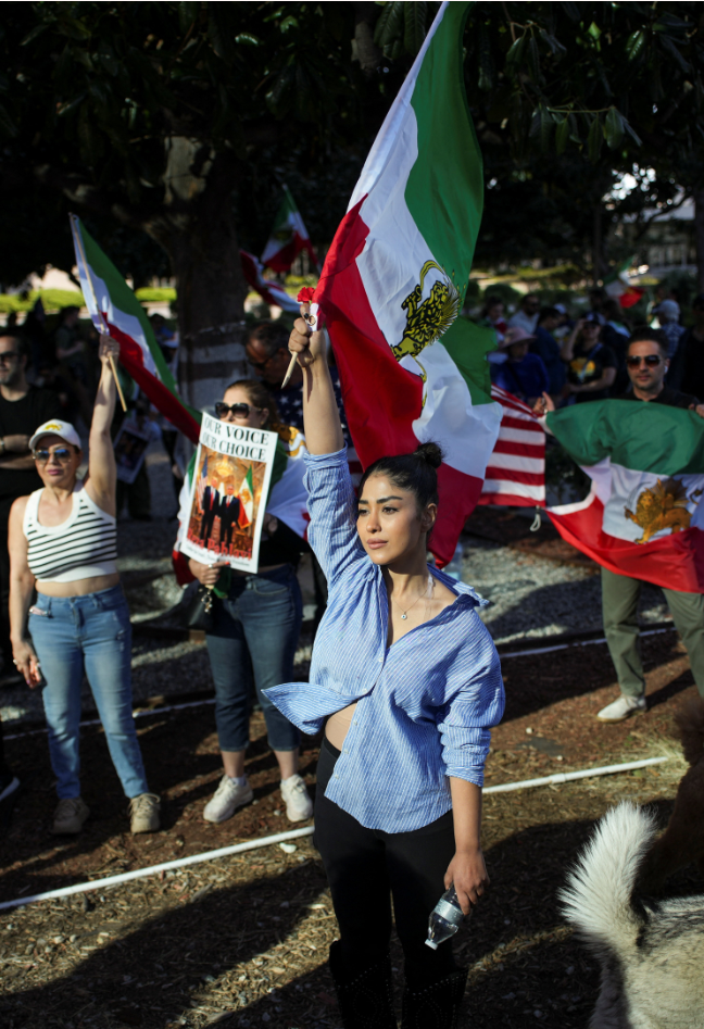 अमेरिका और इजराइल के संघर्ष के बीच, शनिवार को लॉस एंजिल्स, कैलिफोर्निया में ईरानी नेतृत्व के खिलाफ एक रैली निकाली गई।