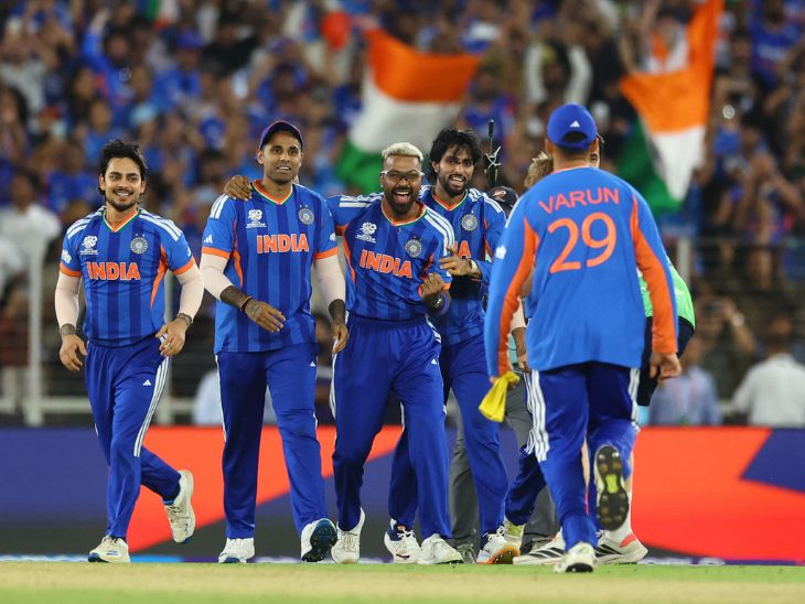 जीत सेलिब्रेट करते भारतीय टीम के खिलाड़ी।