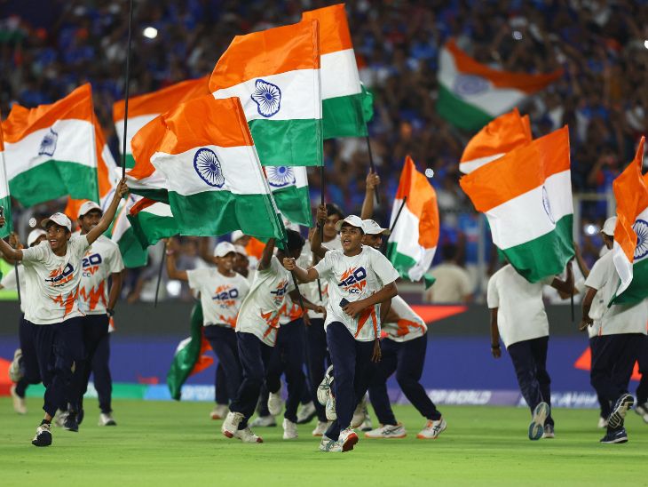 भारत की जीत के साथ बच्चे तिरंगे के साथ मैदान पर दौड़े पड़े।